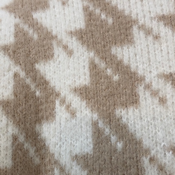 Houndstooth Pattern Sweater - Picture 2 of 4